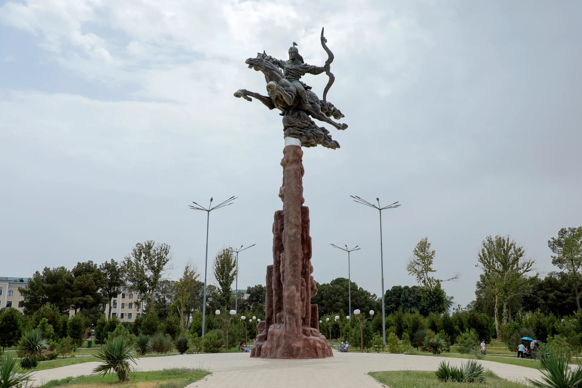 Конный памятник в городском парке