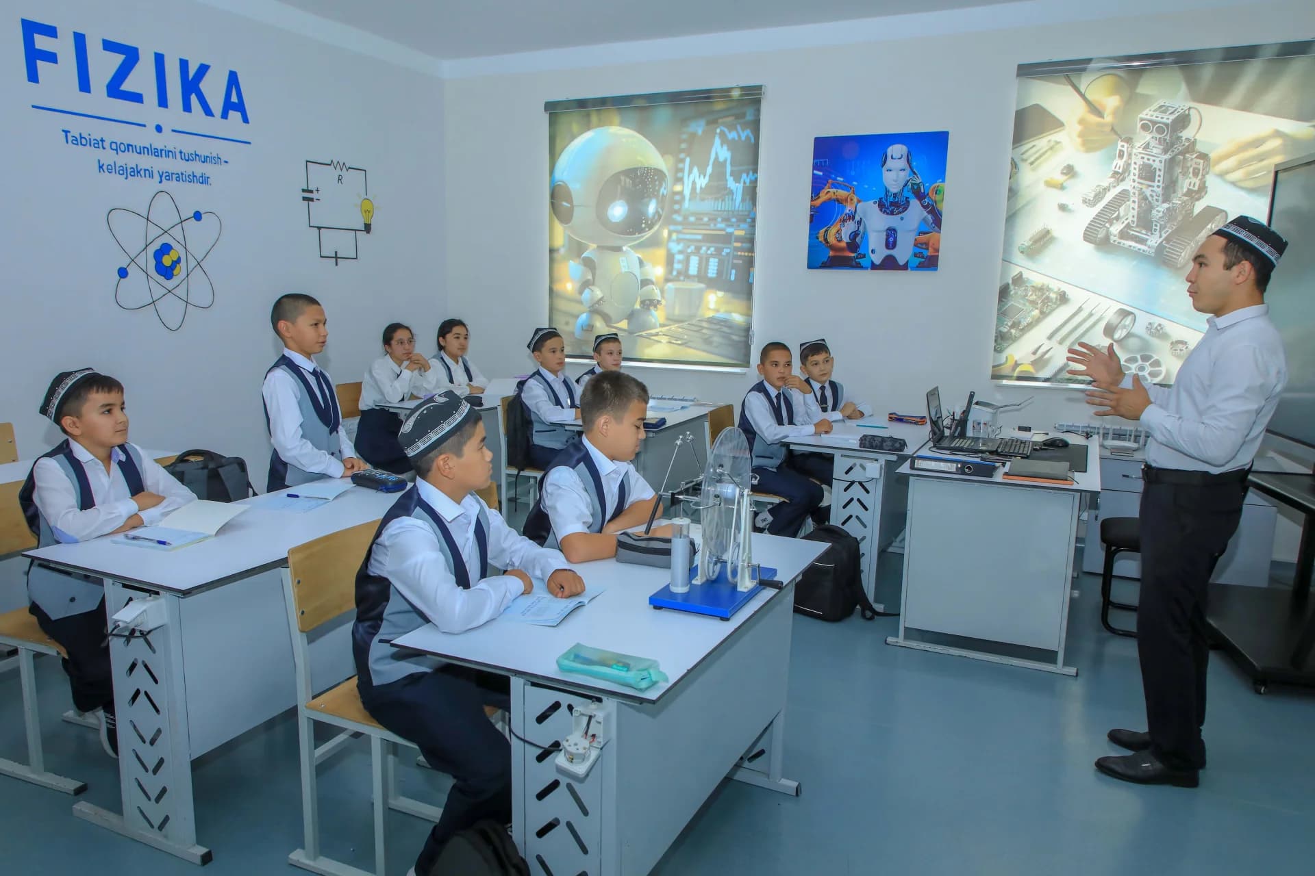 Ученики и учитель в классе физики