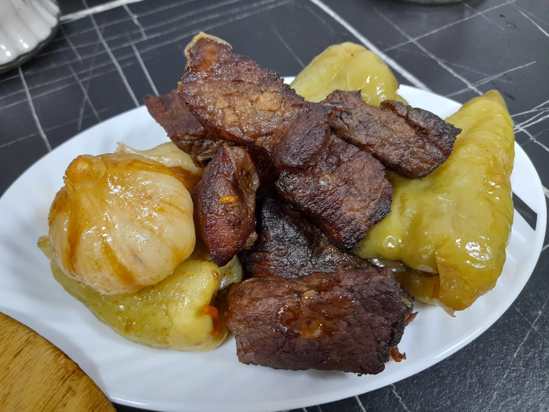 Тарелка с приготовленным мясом, фаршем и чесноком