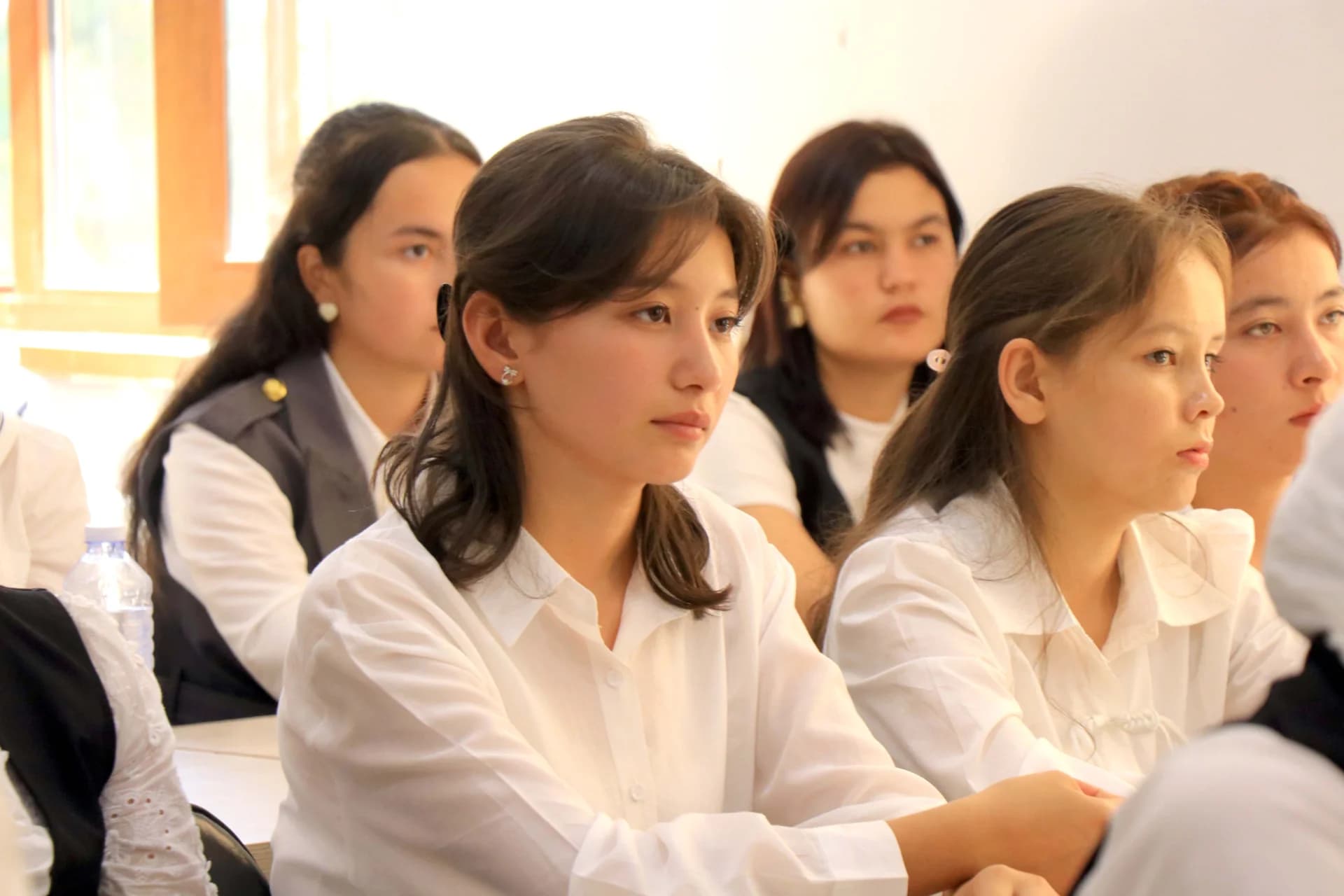Молодые люди, сидящие в классе