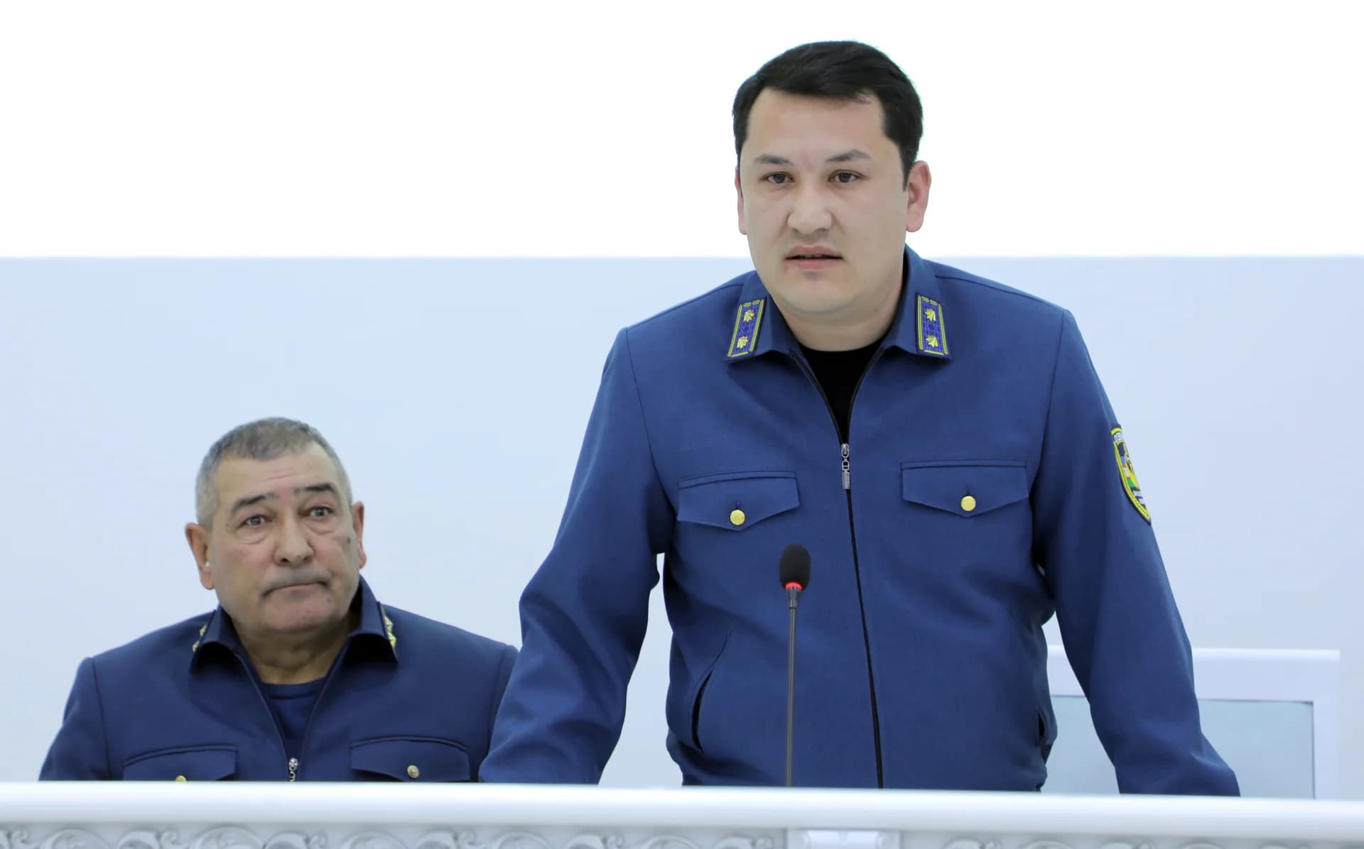 Люди, посещающие собрание в помещении
