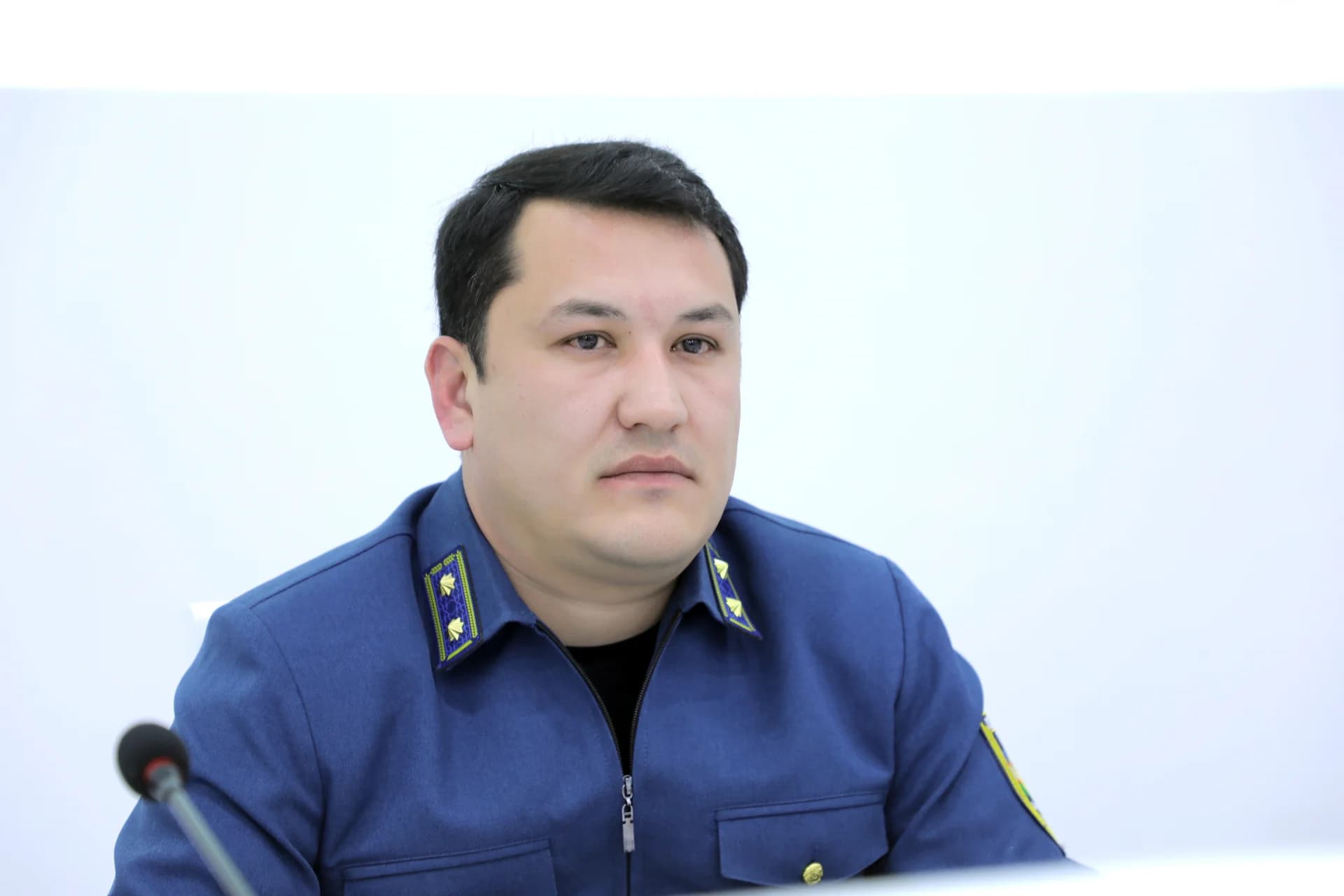 Мужчина в форме сидит в помещении