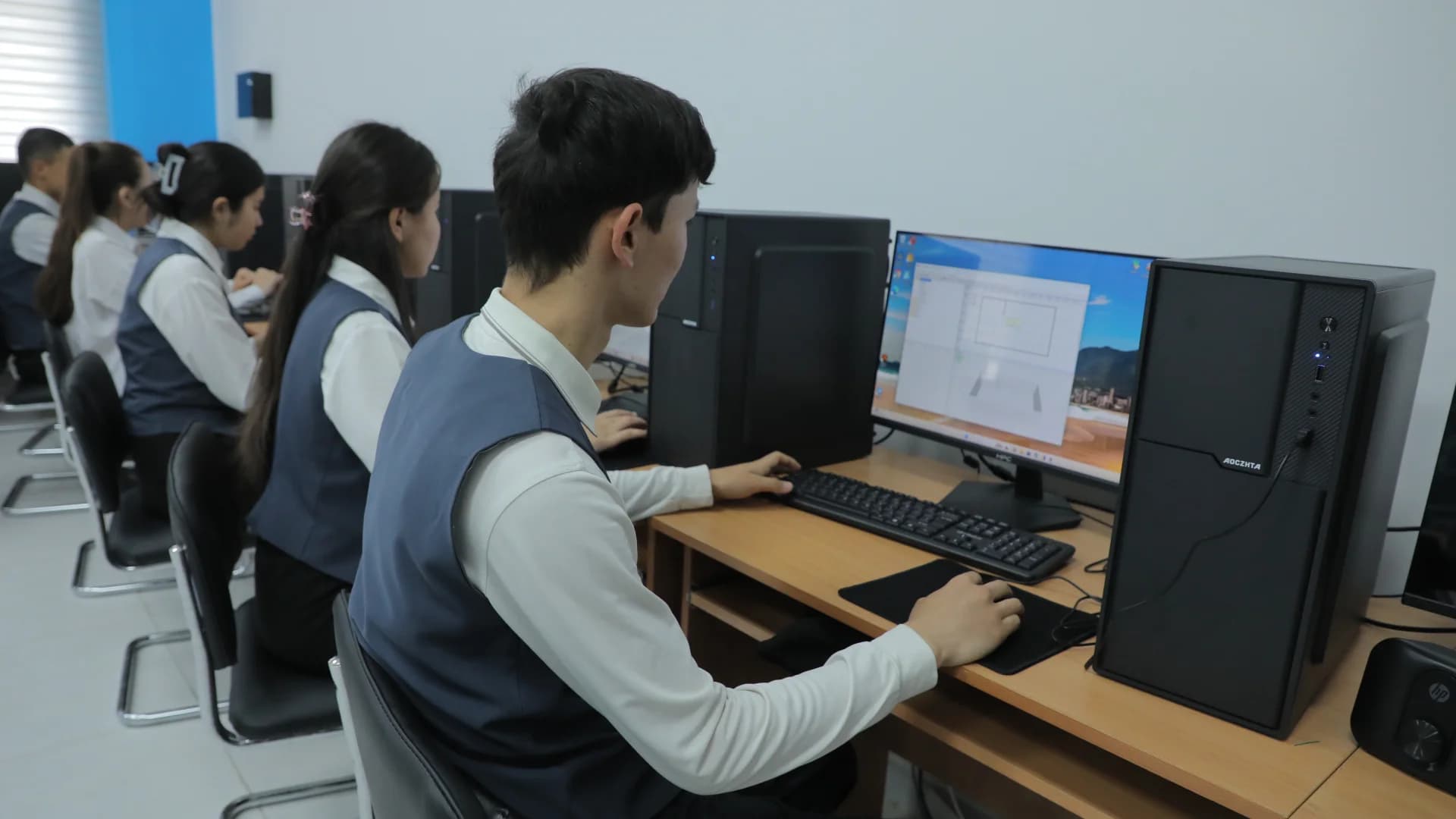 Учащиеся работают за компьютером в классе