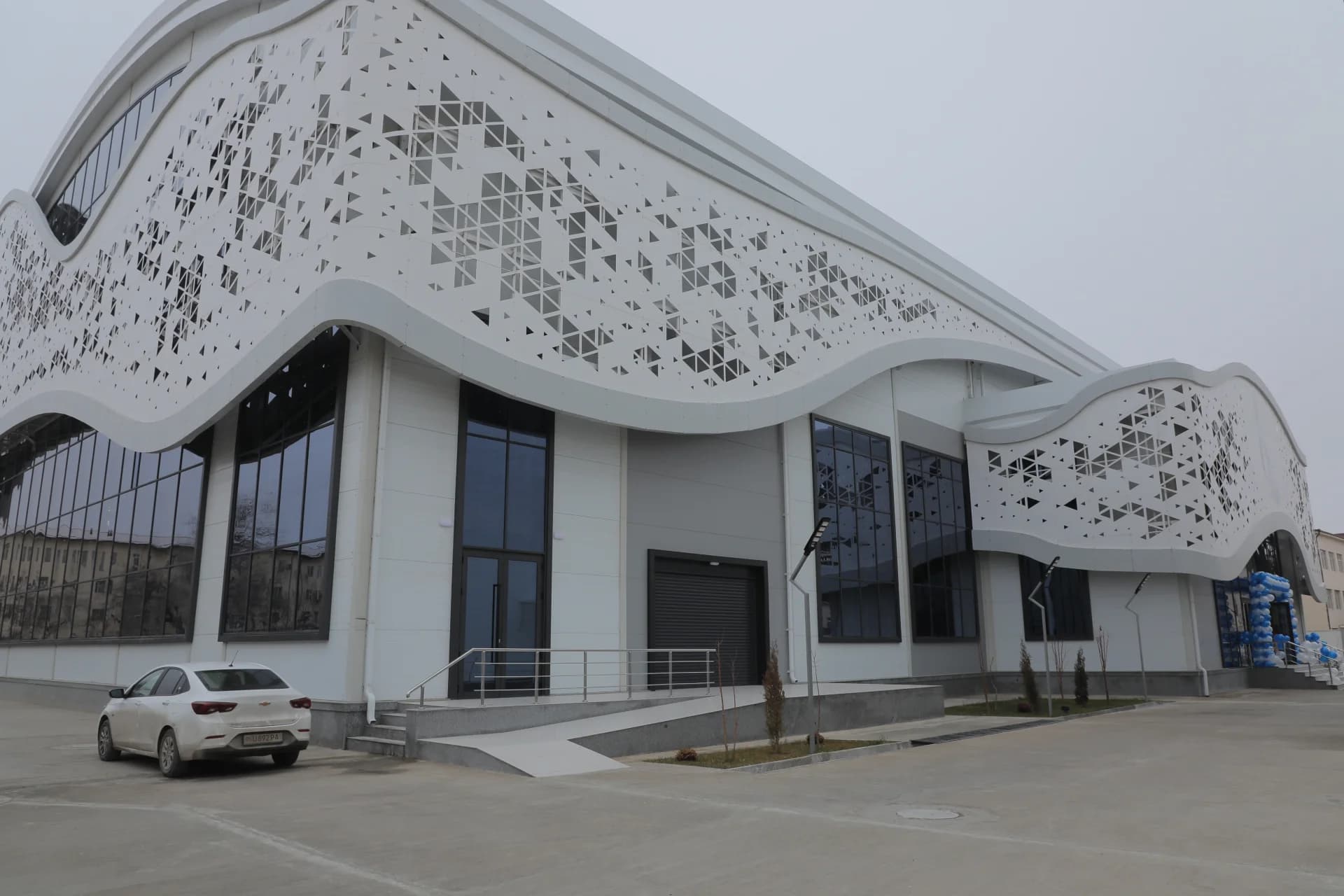 Экстерьер современного белого здания с геометрическим орнаментом