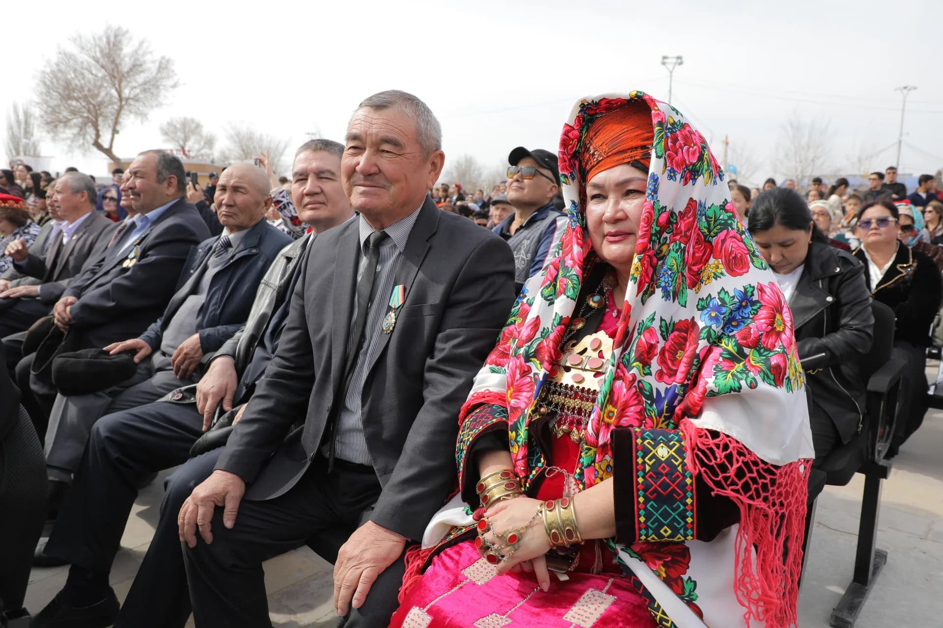 Люди, собравшиеся на открытом воздухе на мероприятии