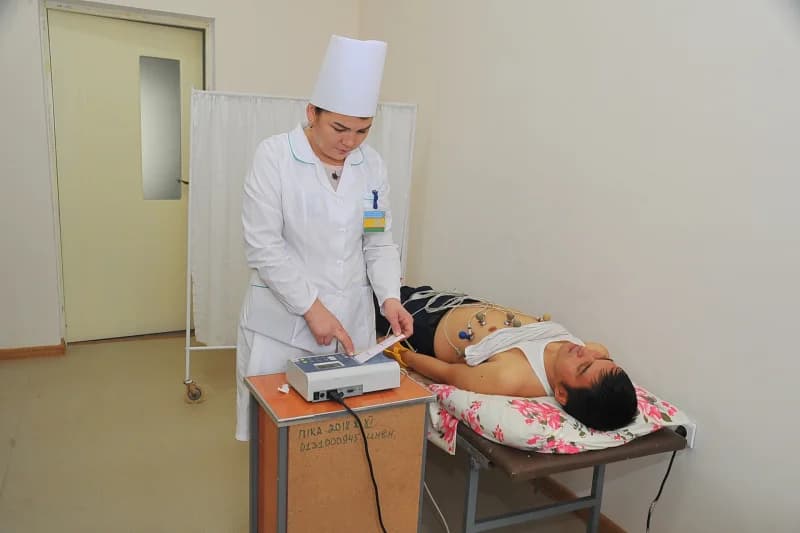Doctor examines patient heart rhythm