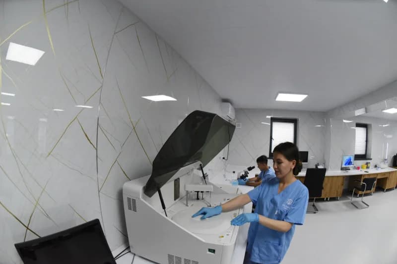 Медицинский специалист, работающий в лаборатории