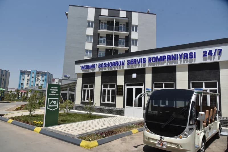 Современное здание сервисной компании стоит снаружи
