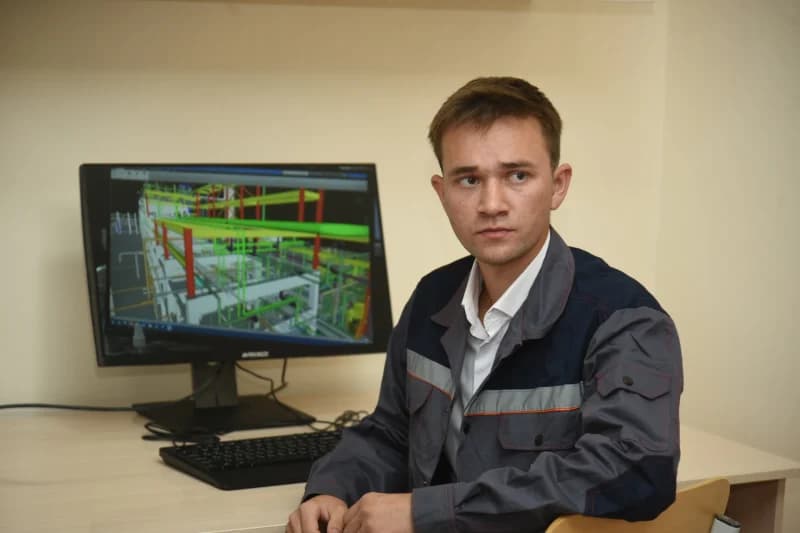 Инженер, работающий за компьютером