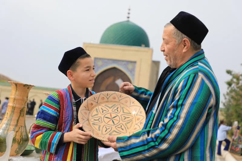 Дедушка и мальчик осматривают керамику