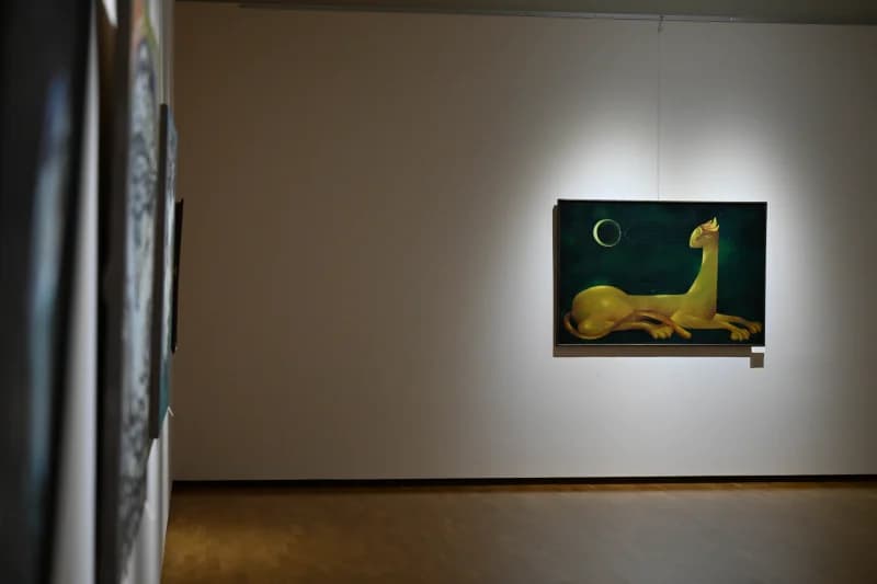 Displaying modern painting in gallery