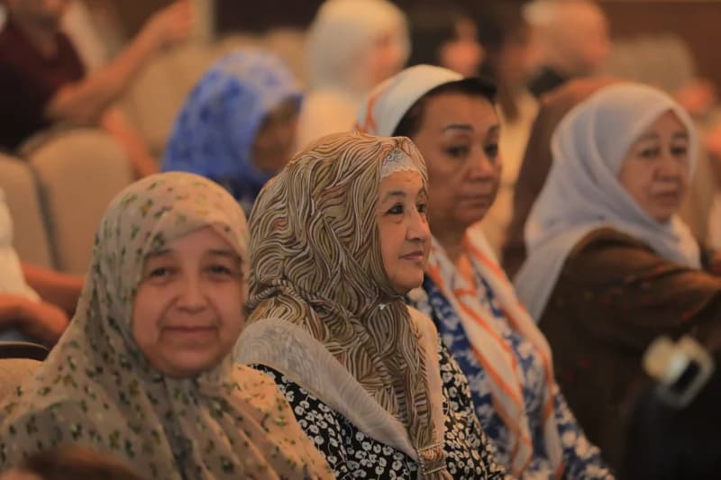 Yopiq yigʻinlarda qatnashgan keksa ayollar