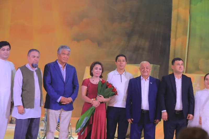 Odamlar guruhli suratga tushmoqda